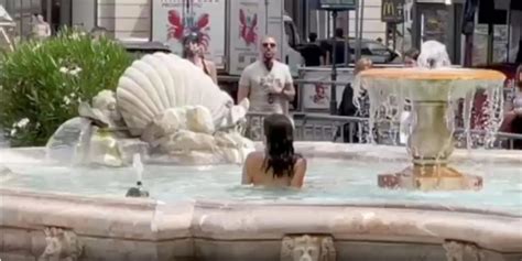 VIDEO Naked Girl In The Fountain Of Piazza Della Colonna In Rome