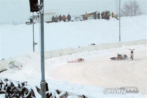 Żużel Przerażający wypadek w Szwecji Ikona ice speedwaya mocno