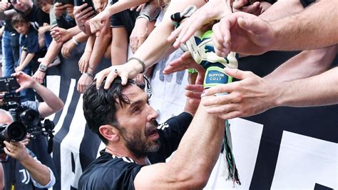 Buffon renueva con el Parma y jugará hasta los 46 años