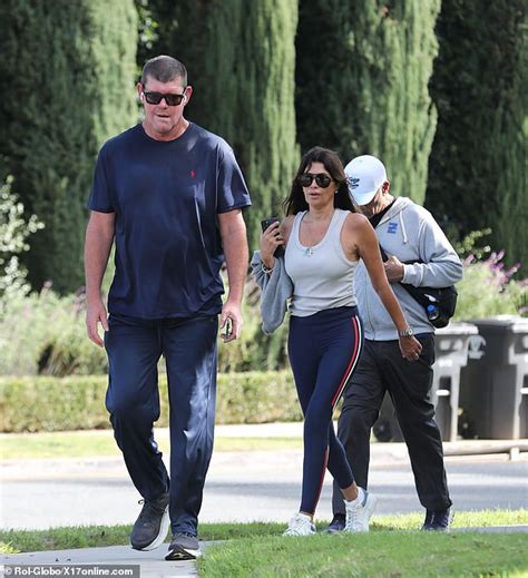 Billionaire James Packer Shows Off His Slimmed Down Figure After 33kg