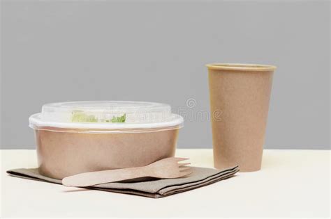 Healthy Food Lunch In Kraft Paper Carton Eco Friendly Box Disposable Bowl Packaging Container