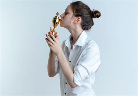 Jeune Fille Russe Blonde Confiante Tient Et Embrasse La Coupe Du Gagnant Isolé Sur Un Espace