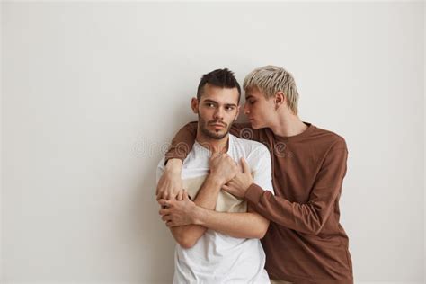 Casal Gay Moderno Em Branco Imagem De Stock Imagem De Beleza Flerte