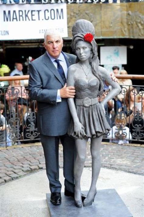 FOTOS Con esta estatua recuerdan a Amy Winehouse en su cumpleaños