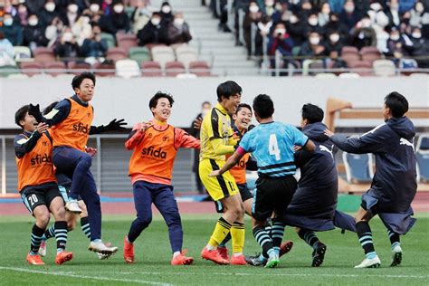 サッカー 全国高校選手権 初v懸け、あす決勝 粘りと走力の岡山学芸館か、「平常心」がモットーの東山か 毎日新聞