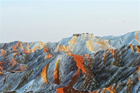 甘肃张掖：雪映丹霞分外美 人民图片网