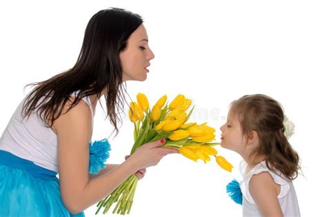 Mamma Och Dotter Som Tycker Om Doften Av Blommor Arkivfoto Bild Av