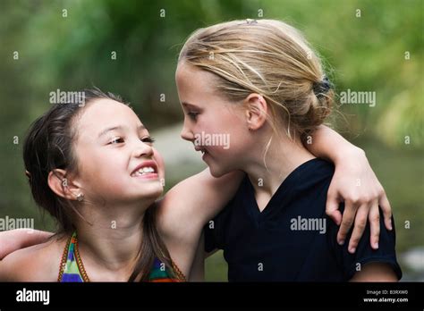 Two Asian Girl Sisters Hugging Banque De Photographies Et Dimages à