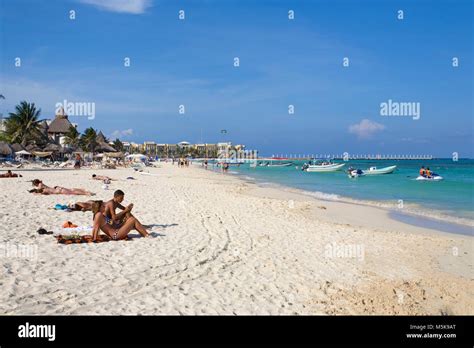 Sonnenbad Am Strand Von Playa Del Carmen Mexiko Karibik Tourists