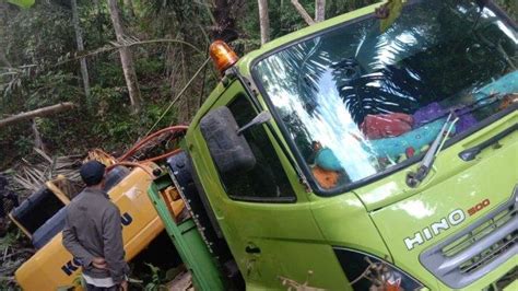 Jalan Rusak Di Tanjakan Truk Pengangkut Alat Berat Alami Kecelakaan Di