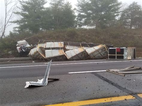 2 Injured And 1 Dead In 3 Vehicle Crash I 77 Northbound Shut Down