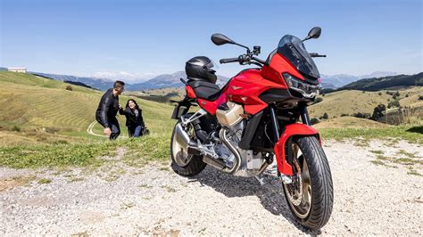 Motorrad Vergleich Moto Guzzi V85 TT Centenario 2022 Vs Moto Guzzi