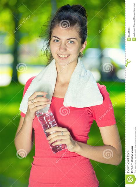 Agua Potable De La Mujer Joven Foto De Archivo Imagen De Beber Boca