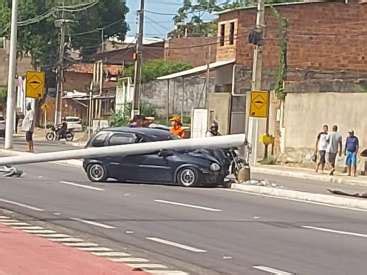 Mulher fica ferida após carro colidir poste Alagoas 24 Horas