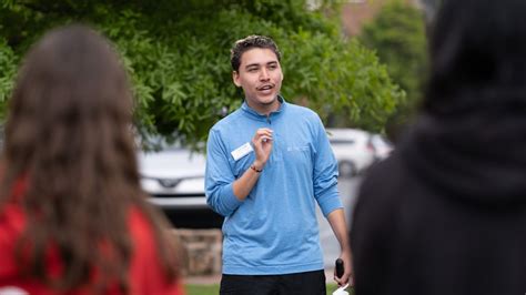 Graduating tour guide welcomes visitors to campus | UNC-Chapel Hill