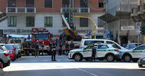 Incidente Sul Lavoro A Milano Morto L Operaio Colpito Dal Cestello