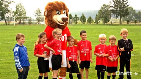 Neues Maskottchen Roti Tritt Bei Jubil Um Des Vfb Rothenstadt Auf Onetz