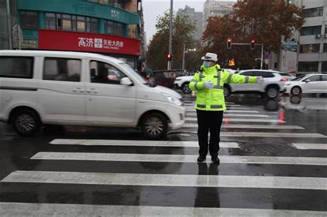 商丘交警积极应对新一轮低温雨雪冰冻恶劣天气 坚守一线保畅通 中华网河南