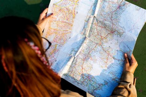 Mujer Mirando Un Mapa Foto Premium