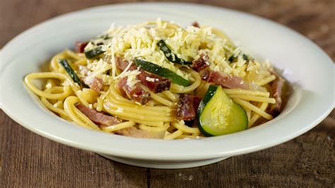 La pasta con zucchine e speck è una ricetta facile e veloce di quelle