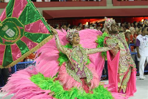 Esta O Primeira De Mangueira Se Apresenta No Ouro Fino Em Folia