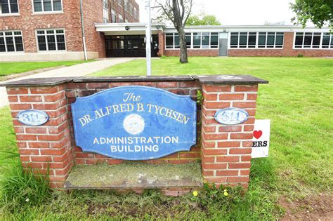 Suspects tried to break into cars at Middletown schools, cops say