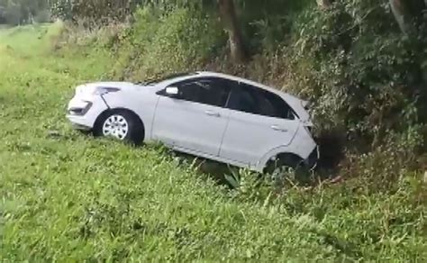 Quatro Pessoas Ficam Feridas Em Acidente Envolvendo Dois Carros Na Pr