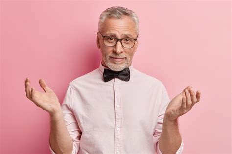 Último homem vestindo camisa branca e gravata borboleta preta Foto Grátis