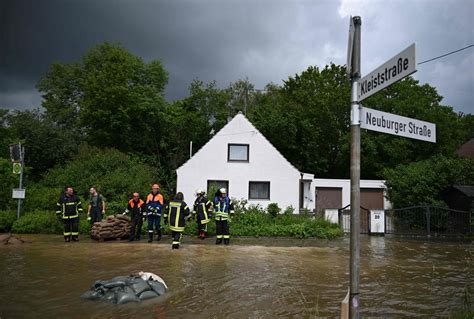 Hochwasser In S Ddeutschland Feuerwehrmann Tot Zwei Vermisste