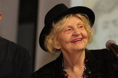 Татяна Лолова с кресло в Сатирата