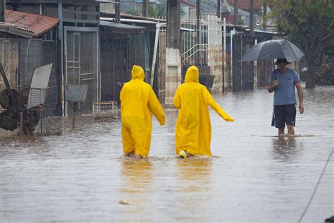 RS Defesa Civil alerta para chuva intensa e risco de inundação até 2ª