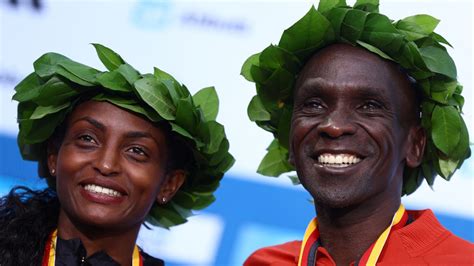 Kipchoge gana su quinto Maratón de Berlín y Assefa impone nuevo récord