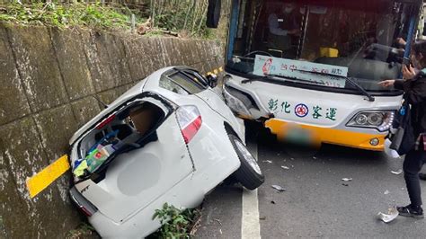 悚！遊覽車山路失控衝對向車道 2小客車當場遭撞釀2傷