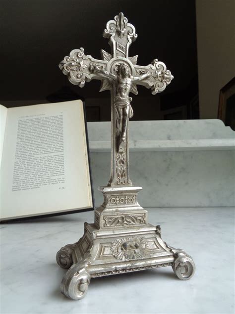 Crucifix ancien en métal argenté sur socle de style Art Etsy France