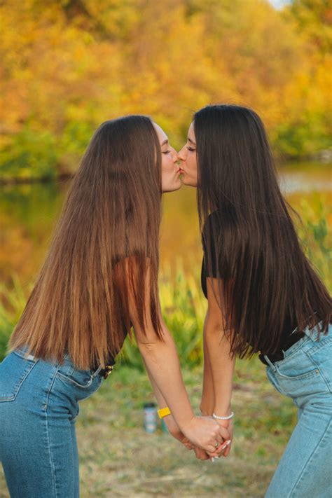 Download Model Girls Kissing Wallpaper