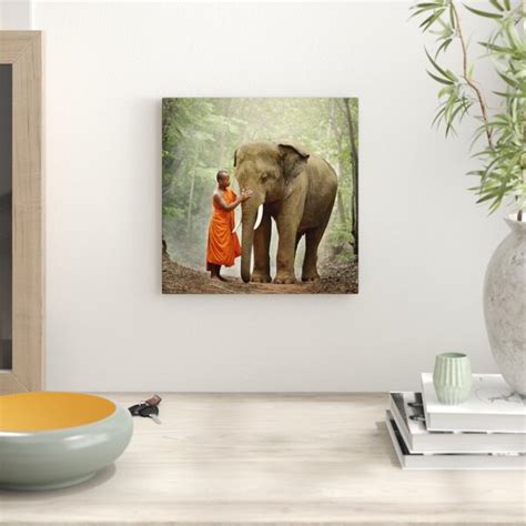 East Urban Home Schöner Elefant mit Mönch Fotodruck auf Leinwand