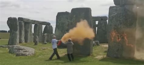 Eco Vandali Imbrattano Stonehenge Il Monumento Del Neolitico