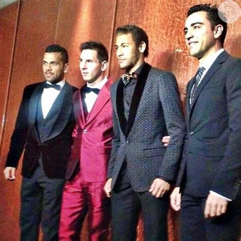 Foto Daniel Alves Messi Neymar e Xavi posam para fotógrafos durante