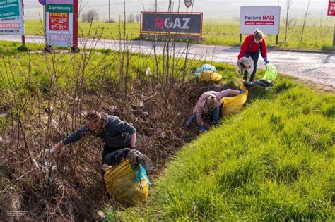 Urzędnicy sprzątali śmieci w Nowym Żmigrodzie