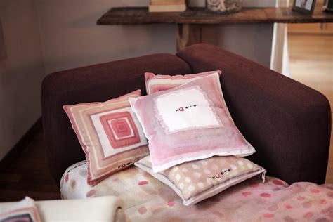 Four Assorted-color Throw Pillows on Padded Red Sofa · Free Stock Photo