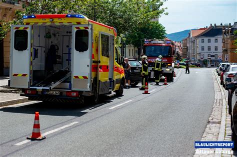 Kollision beim Ausparken Autofahrer übersieht 17 jährigen Mopedfahrer