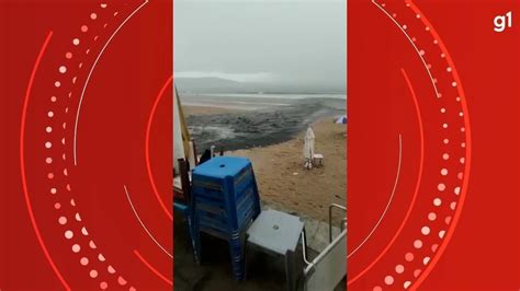 VÍDEO Moradores flagram esgoto sendo despejado em praia de Guarapari