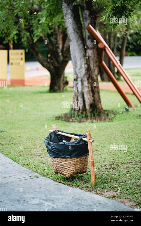 Park Green Seat Trash Garbage Fotos Und Bildmaterial In Hoher