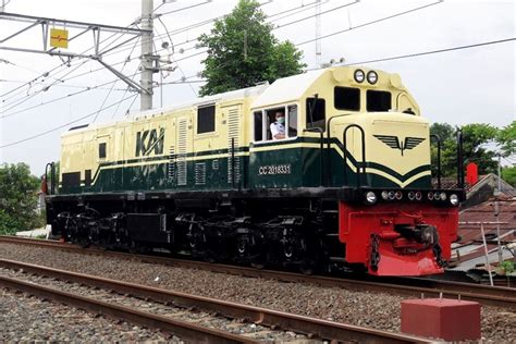 KERETA API INDONESIA Livery Kuning Hijau Khas Lokomotif Generasi