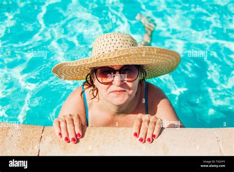 Mujer senior en bikini relajándose en la piscina del hotel Gente disfrutando de las vacaciones