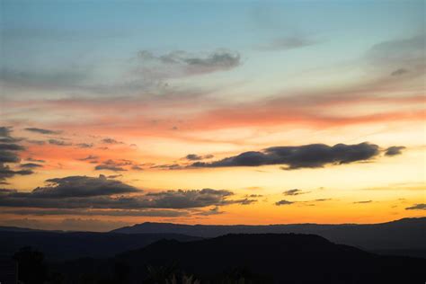 nascer do sol ou pôr do sol lindo céu a luz do sol brilha no céu