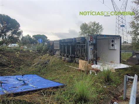 Camião carregado de comida congelada despista se no IC2 em Cernache