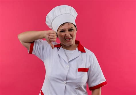 Cocinera De Mediana Edad Disgustada En Uniforme De Chef Con El Pulgar