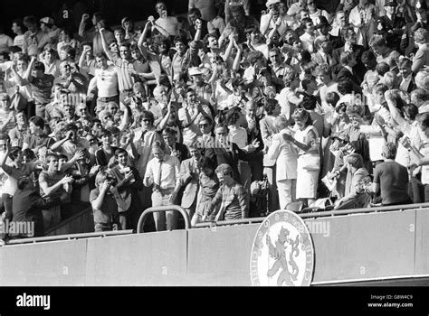 Chelsea fans celebrate after their team won promotion to Division One ...