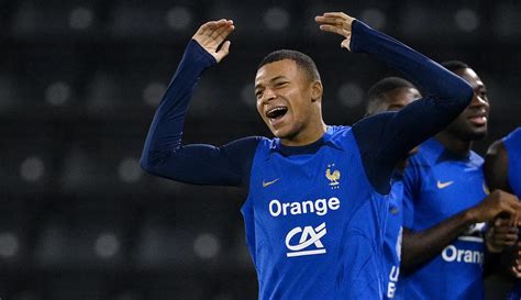 Foto Gaya Santai Kylian Mbappe Top Skor Sementara Piala Dunia